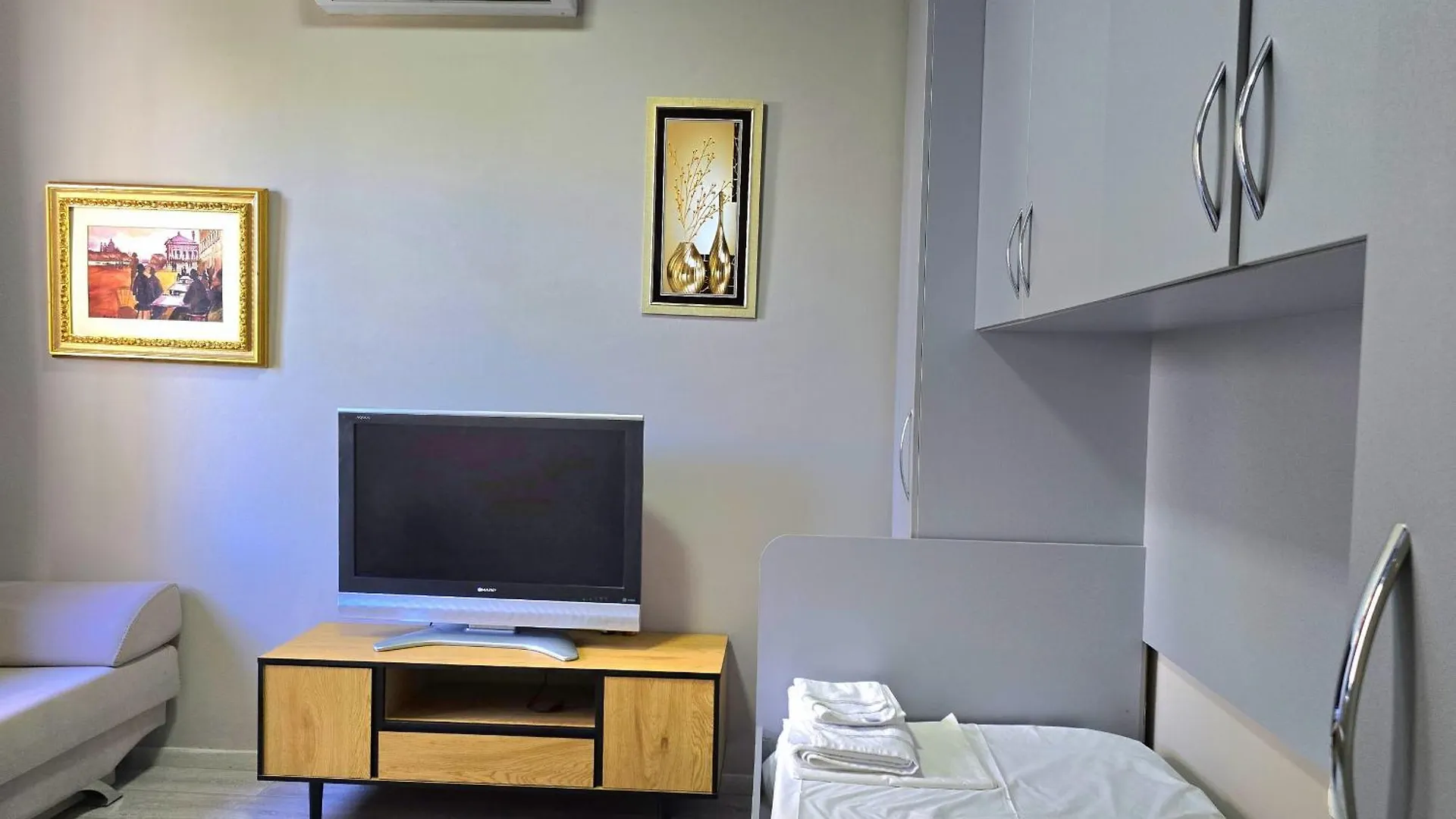 Lura 3 Floral Apartment Plazhi San Pietro